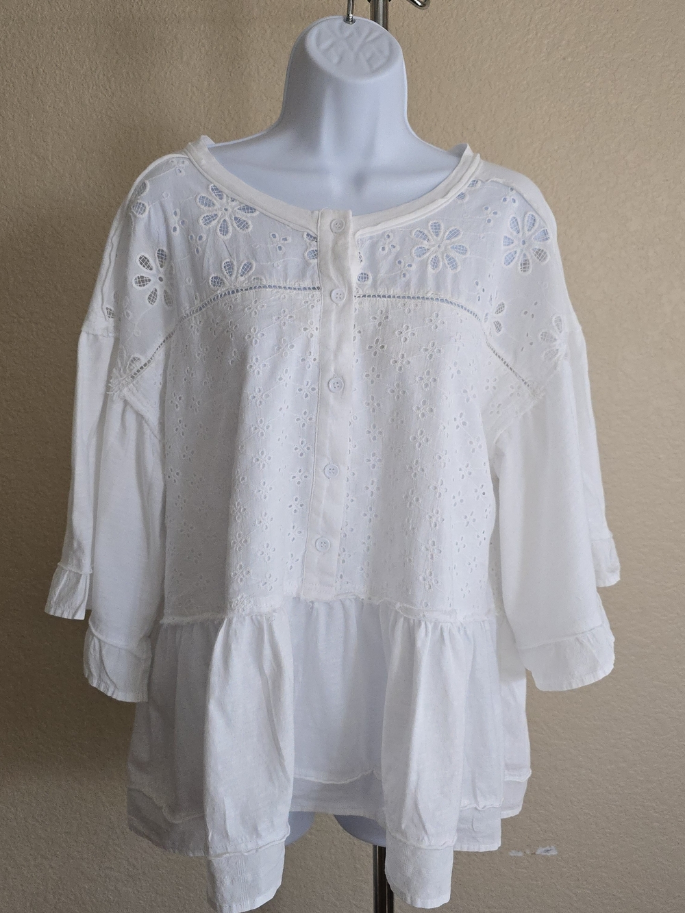 easel White Eyelet Button-Front Peplum Blouse